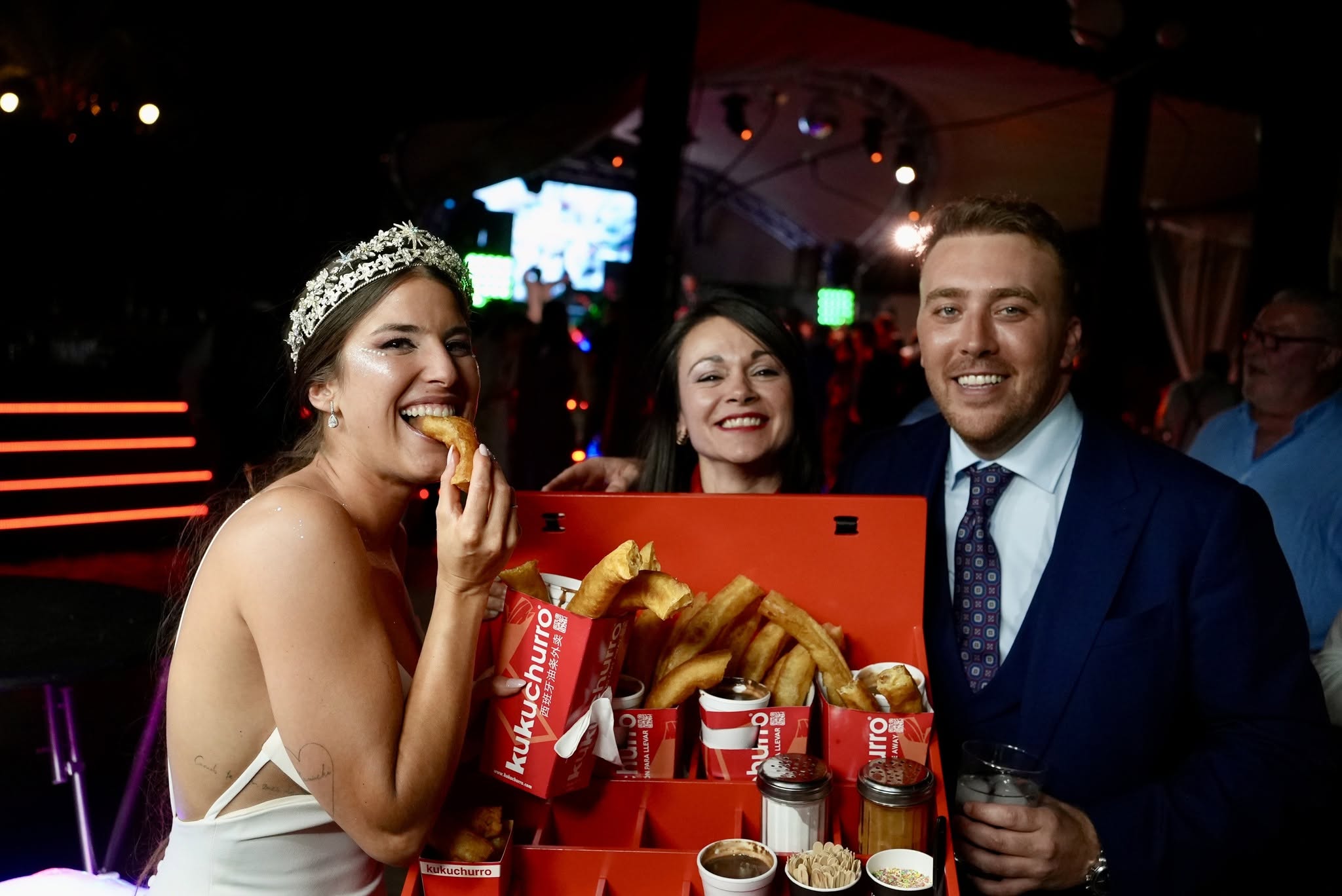 Novia comiendo churros de Kukuchurro en la recena de su boda en Sevilla