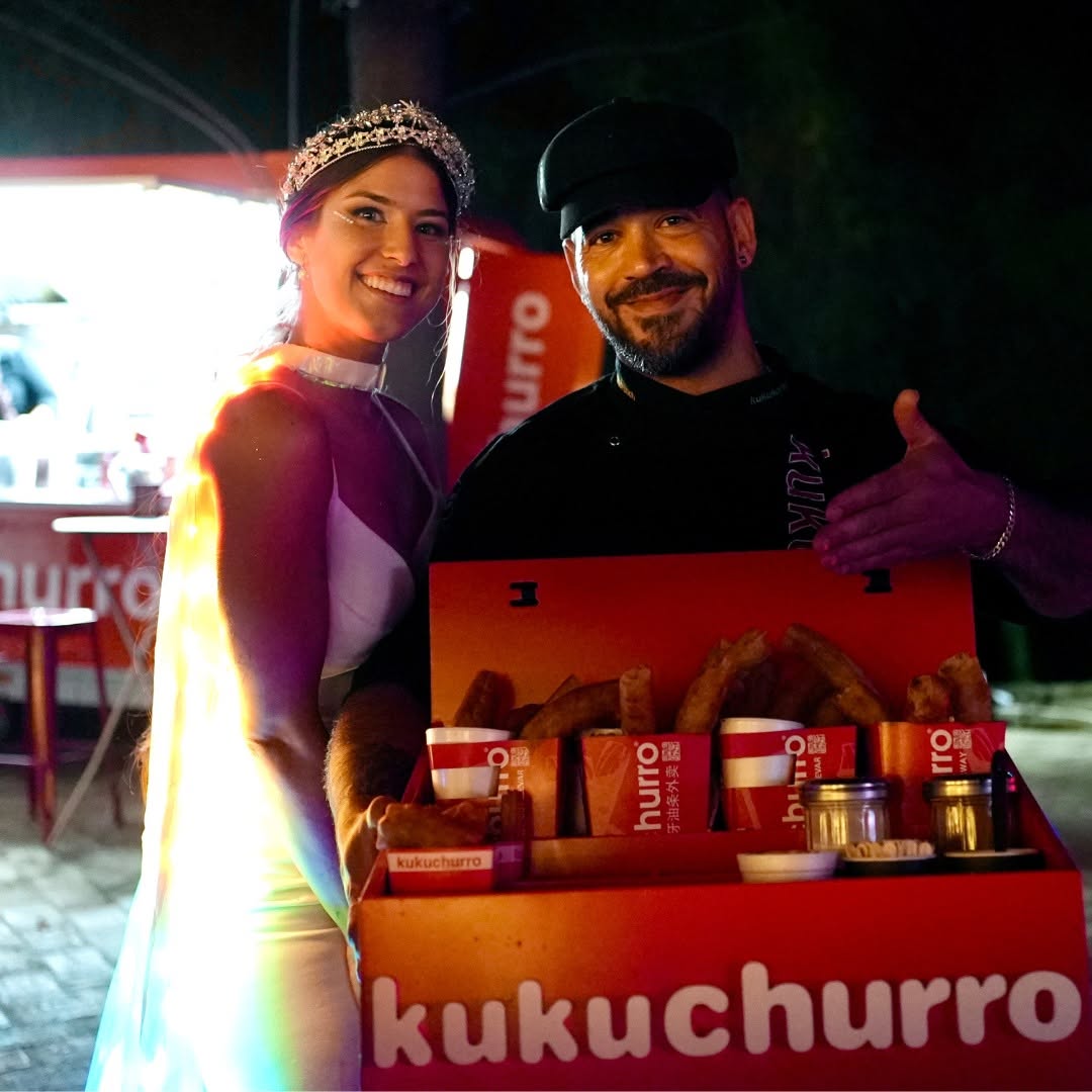 Novia junto al box de degustación de churros de Kukuchurro en su boda