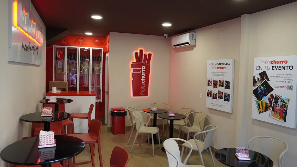 Mesas del local para grupos de Kukuchurro en la Plaza del Salvador